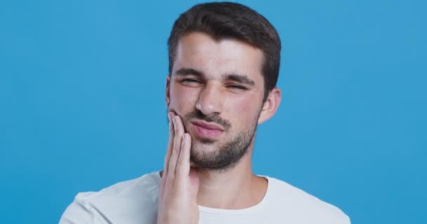 Young man suffering from strong tooth pain - Séquence, vidéo