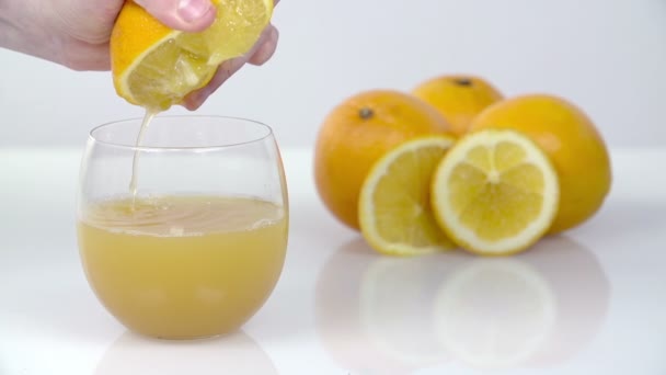 een citrus knijpen in vruchtensap - Video