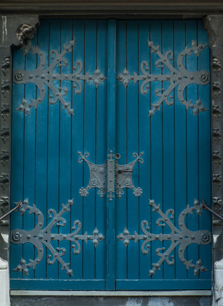 Un cancello di legno blu ad Aquisgrana, Germania. - Foto, immagini