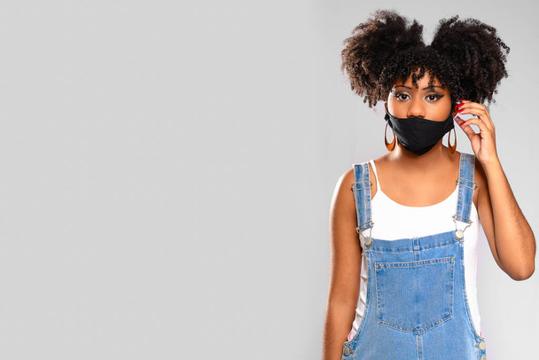 Mädchen trägt Schutzmaske falsch, Nase und Mund entblößt - Foto, Bild