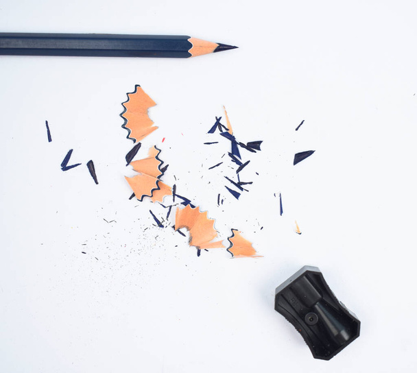 Матеріали для вивчення, що містять синій олівець і одноколірну пластикову точилку
 - Фото, зображення