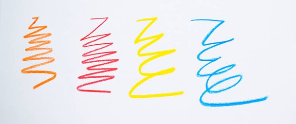 Trois lignes de crayon de couleur différente dessinées sur un fond de papier blanc clair isolé - Photo, image
