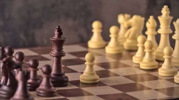 Bir piyonun kralı utandırdığı satranç oyunu, Davut 'a karşı Goliath' a benzer bir kavram. - Fotoğraf, Görsel