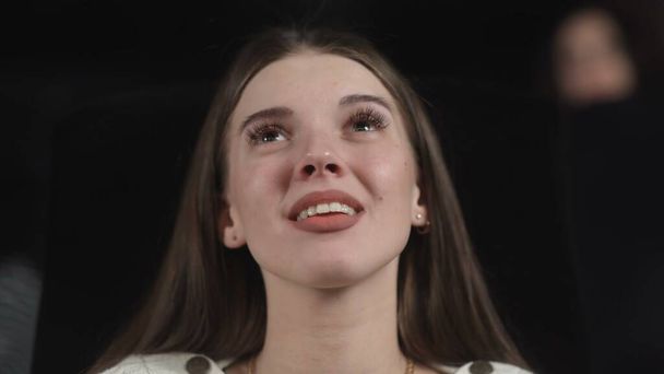 Kobieta w kinie płacze oglądając smutny i emocjonalny film - Zdjęcie, obraz