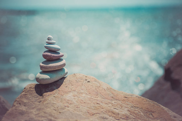 Stapel zen stenen in de buurt van zee. Harmonie, evenwicht - Foto, afbeelding