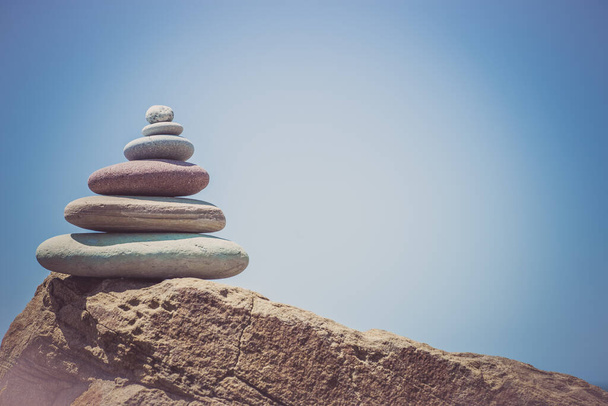 Stapel zen stenen in de buurt van zee. Harmonie, evenwicht - Foto, afbeelding