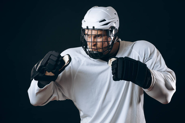 Portrait of ice-hockey player standing in boxing defensive stance. - Foto, afbeelding