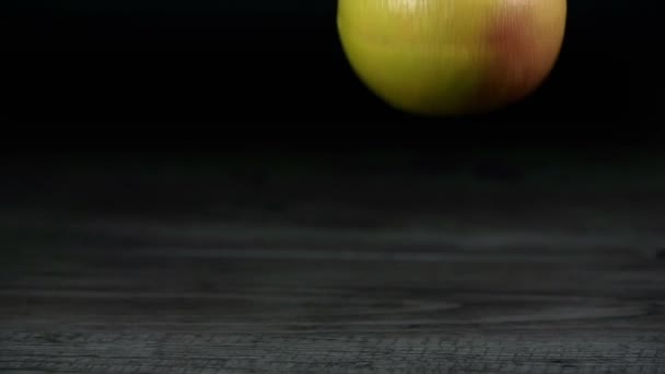 kousky grapefruitu části když zaútočili na stůl - Záběry, video