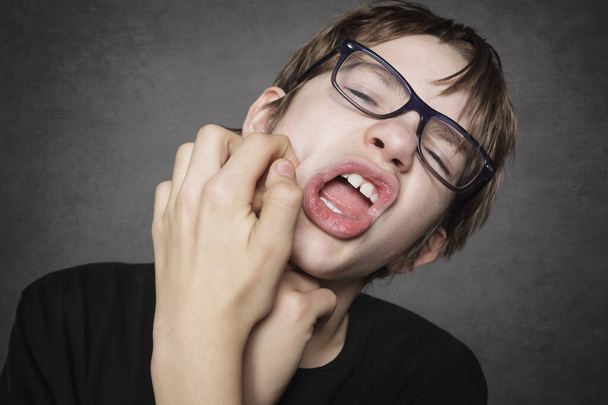adolescente-ager menino com espinhas e desconfortável fazendo um rosto durante os problemas adolescentes
 - Foto, Imagem