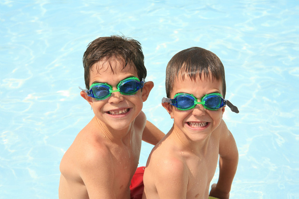 chlapci u bazénu - Fotografie, Obrázek