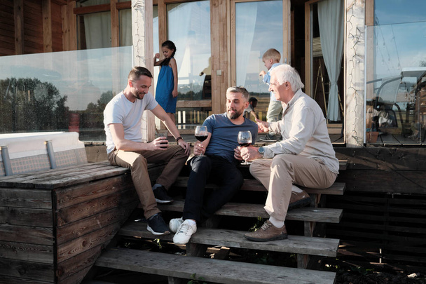 Mannen ontspannen in het land - Foto, afbeelding
