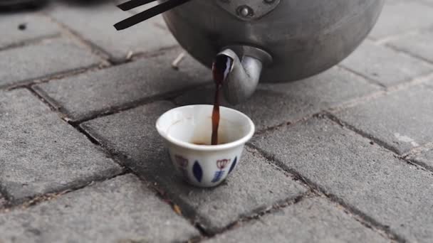 Traditionele Tanzanian Street Black Coffee in aluminium theepot. Koffie schenken in een kleine pot in Dar Es Salaam. - Video