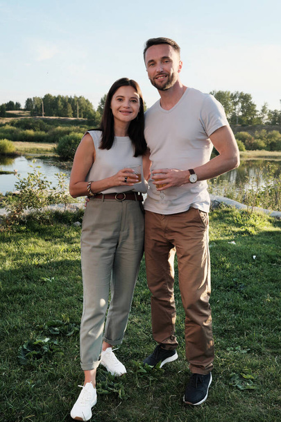Νεαρό ζευγάρι στέκεται έξω - Φωτογραφία, εικόνα