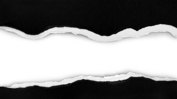Gerissenes schwarzes Papier auf glattem Hintergrund, Platz zum Kopieren - Foto, Bild