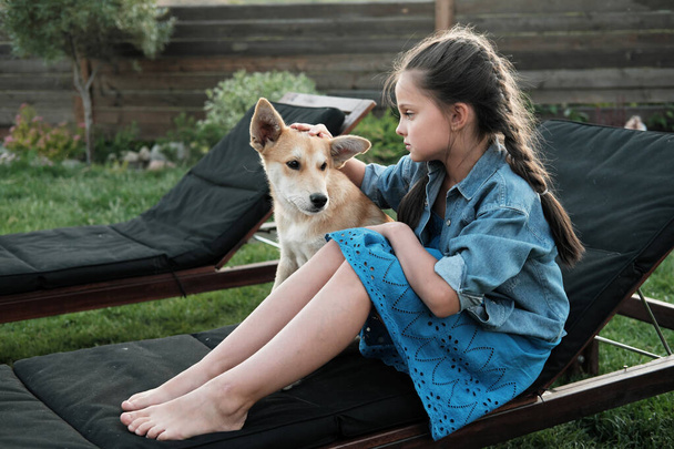 Маленька дівчинка з собакою на відкритому повітрі
 - Фото, зображення