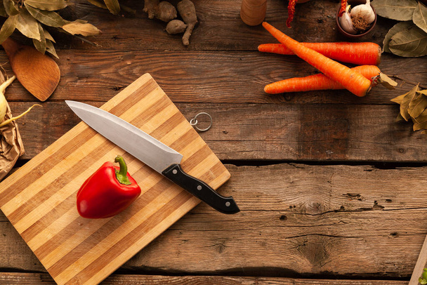 Λαχανικά παρασκευασμένα για μαγείρεμα σε ξύλο κοπής, πιπεριά και καρότο. - Φωτογραφία, εικόνα