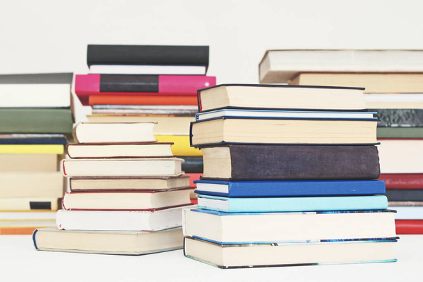 Montón de libros sobre fondo blanco - Foto, imagen