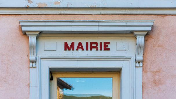 "Mairie "jel (azaz" Városháza "franciául) pirossal írva, egy francia városháza ajtaja fölött. Apró repedések a homlokzati falon - Fotó, kép