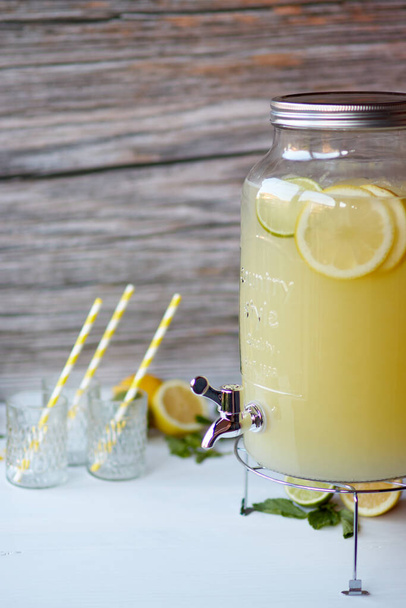 Tuore limonadi sitruunoilla ja limetillä juoma-annostelijassa - Valokuva, kuva