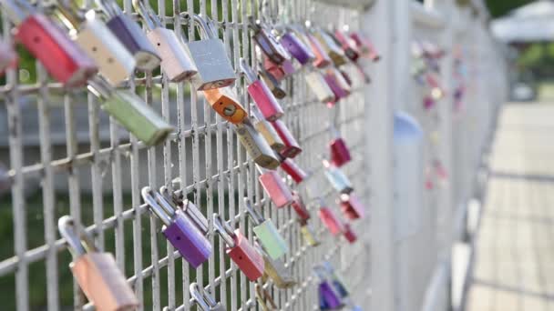 Love Locks, Padlocks Hanging on Bridge, Ingolstadt, Γερμανία - Πλάνα, βίντεο