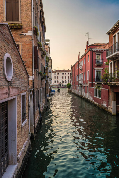 Здания с итальянской архитектурой, очарование водных улиц или каналов Венеции, Италия - Фото, изображение