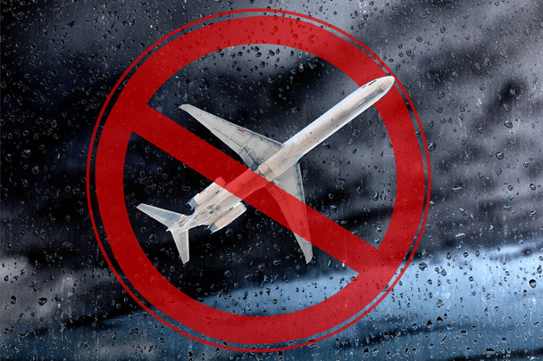 Gökgürültüsü bulutlarının arka planına karşı bir uçak ve kırmızı rengin yasaklayıcı bir sembolü. Uçuşa yasak hava ve uçuş yasağı kavramı. Uçuş iptali. - Fotoğraf, Görsel