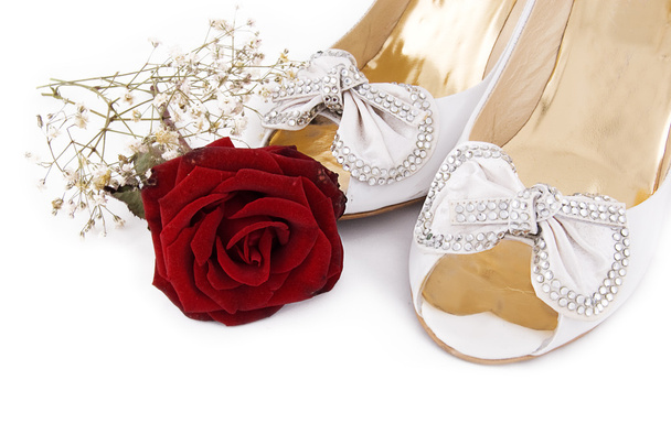 Zapatos de boda y rosas
 - Foto, imagen