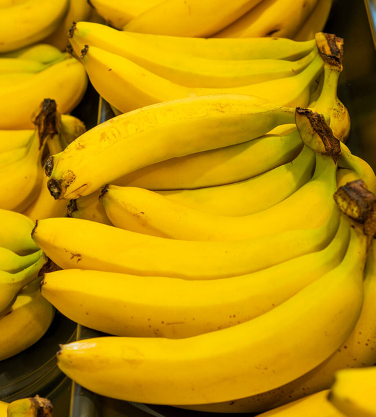 Banane mûre prête à manger. Fruit jaune. - Photo, image