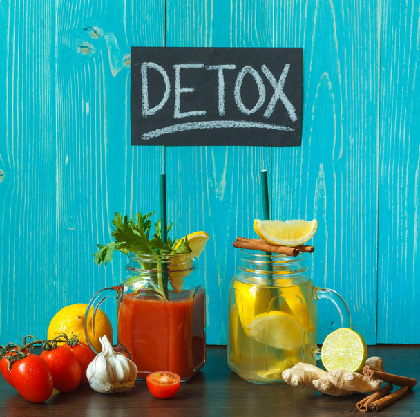 Cytrynowe, imbirowe i cynamonowe koktajle i pomidory, seler i koktajl czosnkowy do odchudzania i diety detox. Ze składnikami do gotowania. Na niebieskim tle ze słowem detox - Zdjęcie, obraz