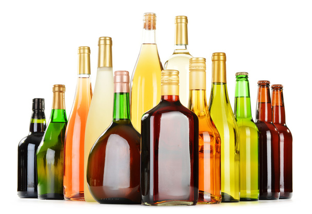 Flaschen mit verschiedenen alkoholischen Getränken isoliert auf weiß - Foto, Bild
