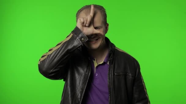 Muž ukazující gesto poraženého, ukazující prstem na kameru, sarkastický úsměv, obviňující neúspěch, ztracená práce - Záběry, video