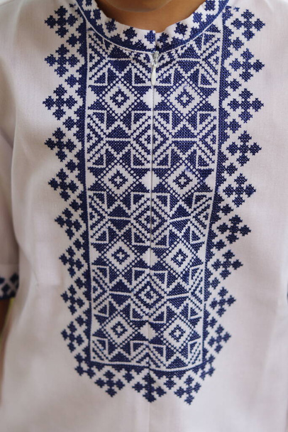 Vyshyvanka - etnische Oekraïense kleding met borduurpatronen - Foto, afbeelding