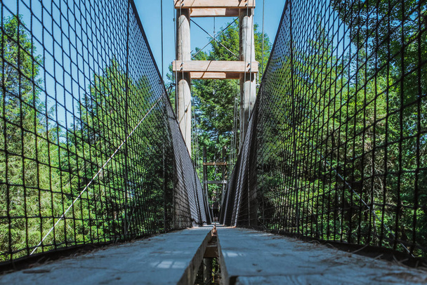 吊橋、冒険への通路、反対側に渡る. - 写真・画像