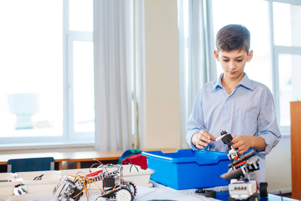 Little boy in robotics school makes robot - Foto, Imagem