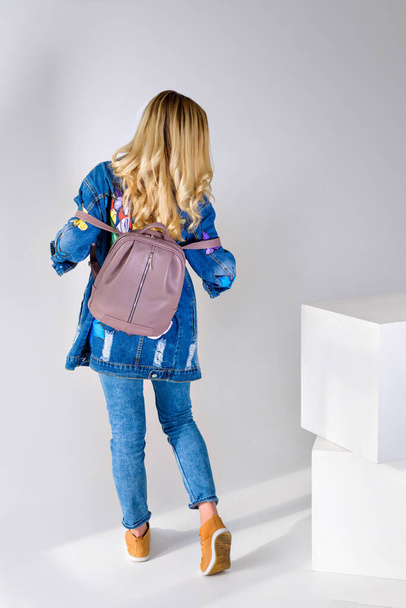 chica posando con una mochila en el estudio - Foto, Imagen
