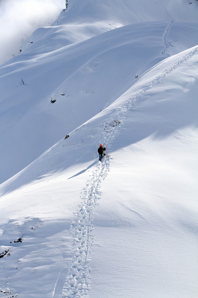 Snowboarder ascending for free ride - Zdjęcie, obraz