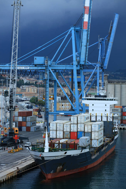 Ancona, İtalya, 5 Temmuz 2020 'de gemi covid-19 sezonundan şehir limanına yüksek kaliteli baskılar - Fotoğraf, Görsel