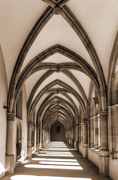 ТРИР, Германия - 13 сентября 2019 года: Трир-Кафедральный собор Святого Петра является не только старейшей церковью в Германии, но и монастырем, построенным за это время. - Фото, изображение