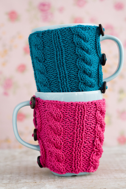 Две синие чашки в голубом и розовом свитере
 - Фото, изображение