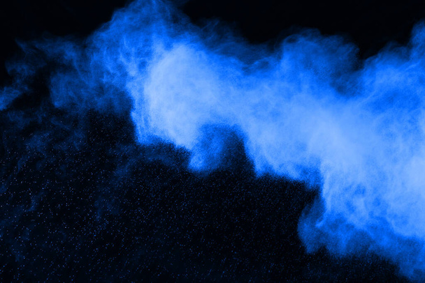 Explosión de polvo azul sobre fondo negro. Nube de colores. El polvo colorido explota. Pintura Holi. - Foto, Imagen