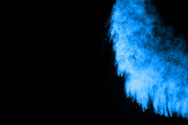 Explosión de polvo azul sobre fondo negro. Nube de colores. El polvo colorido explota. Pintura Holi. - Foto, imagen