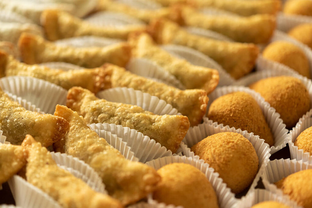 Traditionelle brasilianische Snacks, die auf Partys und Versammlungen serviert werden. - Foto, Bild
