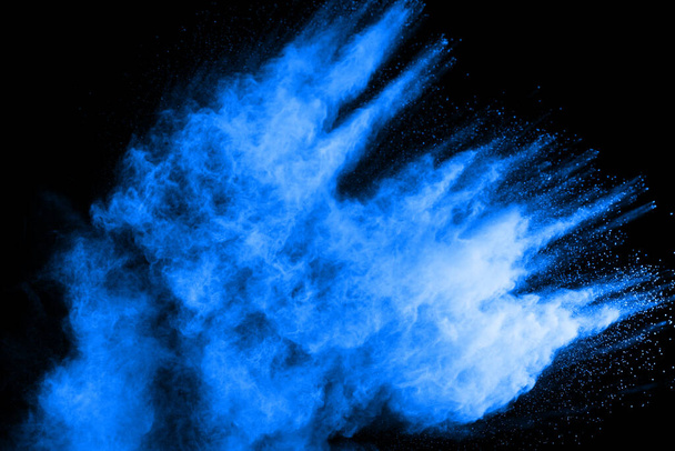 Explosión de polvo azul sobre fondo negro. Nube de colores. El polvo colorido explota. Pintura Holi. - Foto, Imagen
