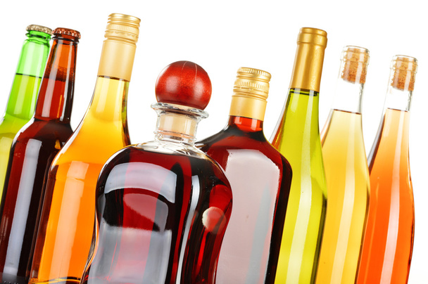 Flaschen mit verschiedenen alkoholischen Getränken isoliert auf weiß - Foto, Bild