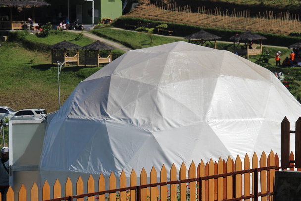 okrągły biały namiot został nazwany glamour camping na najpiękniejszej przyrody w Indonezji - Zdjęcie, obraz