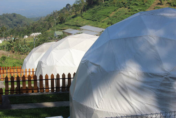 une tente ronde blanche a été nommée glamour camping dans la plus belle nature en Indonésie - Photo, image