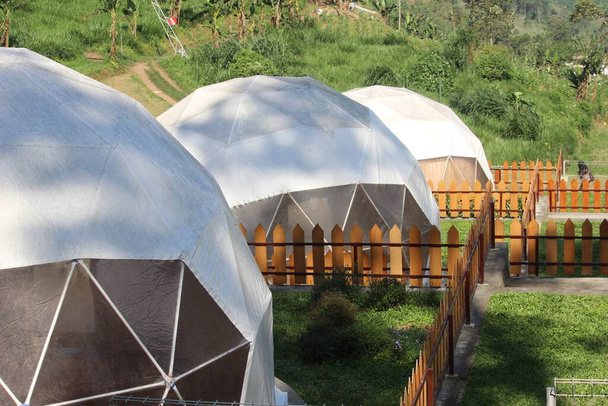 okrągły biały namiot został nazwany glamour camping na najpiękniejszej przyrody w Indonezji - Zdjęcie, obraz