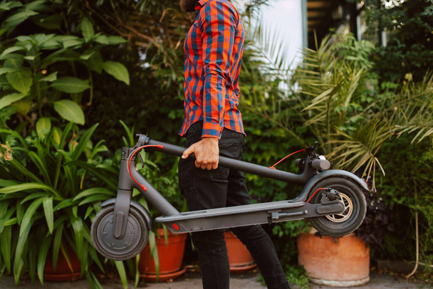 przystojny mężczyzna jazda elektryczny skuter w mieście - Zdjęcie, obraz