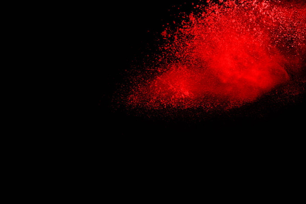 abstraktní červený prášek exploze na černém pozadí.abstraktní červený prášek stříkané na černém pozadí. Zastavit pohyb červeného prášku explodujícího. - Fotografie, Obrázek