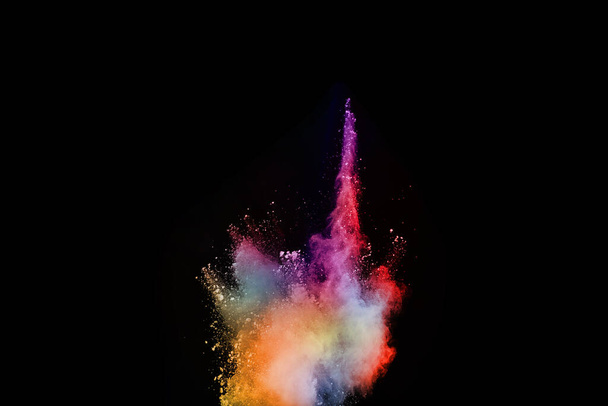 esplosione di polvere colorata astratta su uno sfondo nero. polvere astratta sfondo splattato, Movimento congelare di polvere di colore esplodendo / gettando polvere di colore, texture glitter multicolore. - Foto, immagini